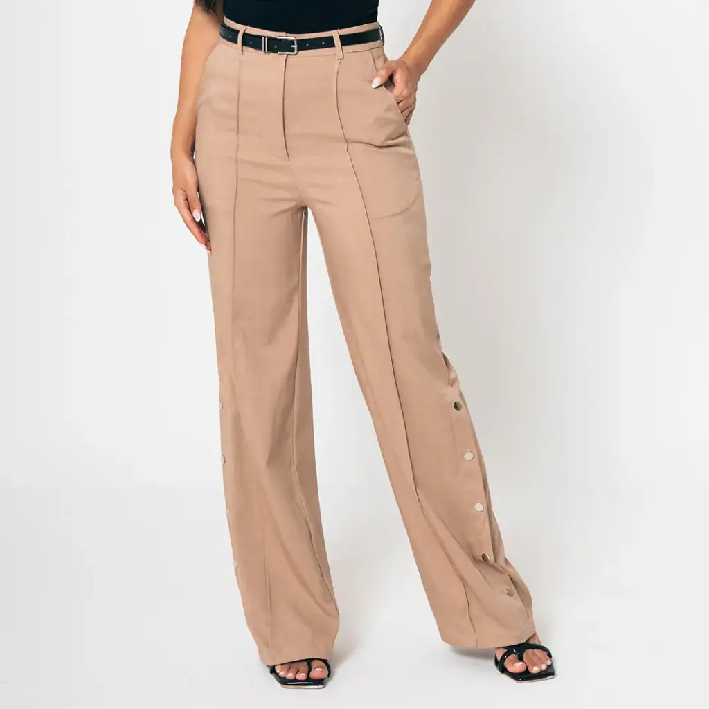 Pantalón recto botones en costado camel