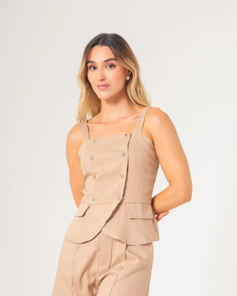 Blusa tiras con botones en frente camel
