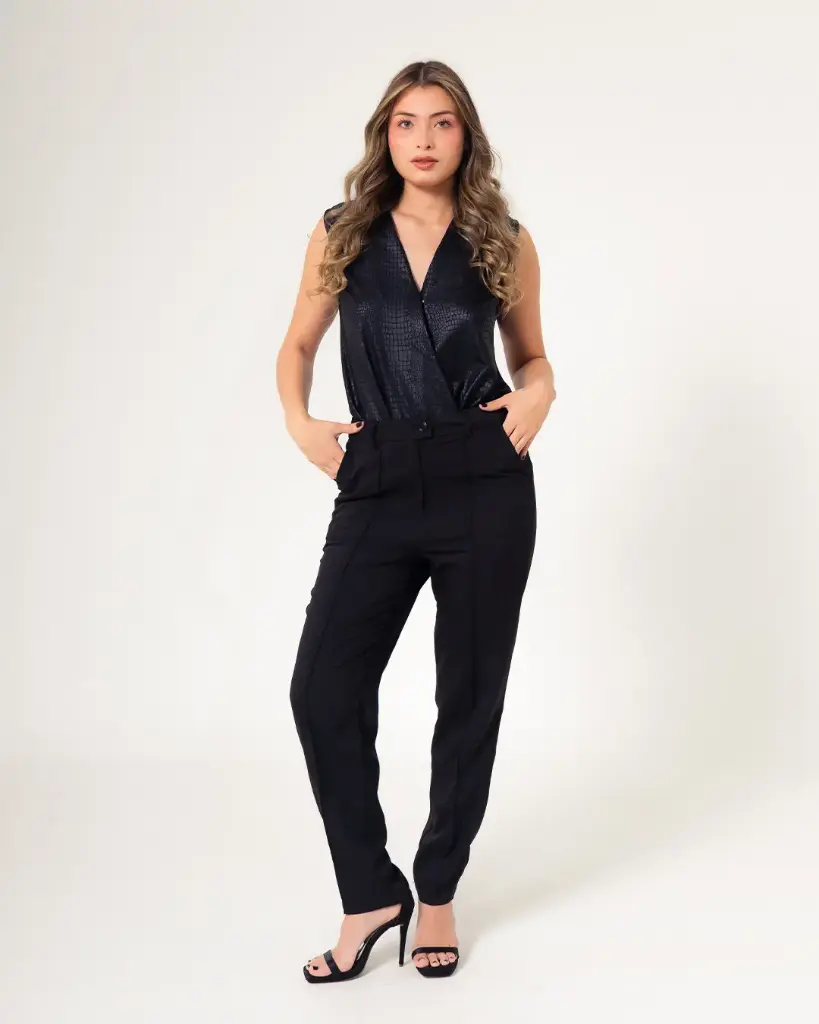 Pantalón recto con corte delantero negro