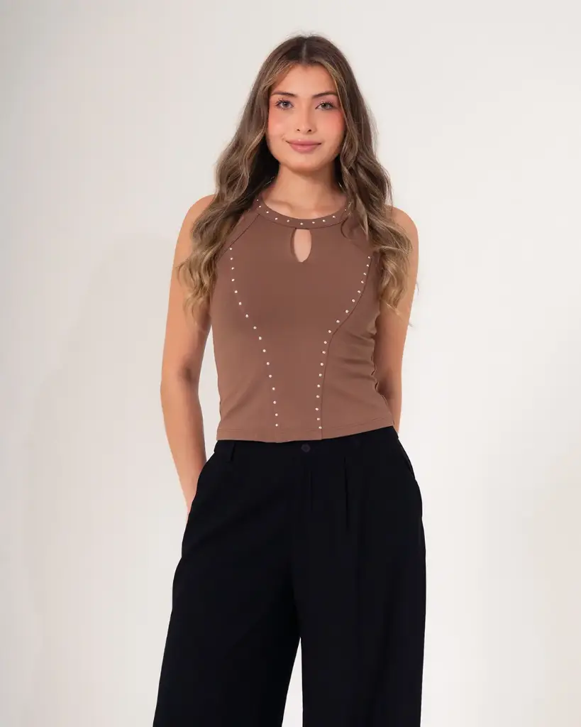 Blusa halter con abertura frontal y taches decorativos chocolate (S11626)