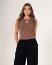 Blusa halter con abertura frontal y taches decorativos chocolate (S11626)