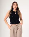 Blusa halter con abertura frontal y taches decorativos negro (S11626)