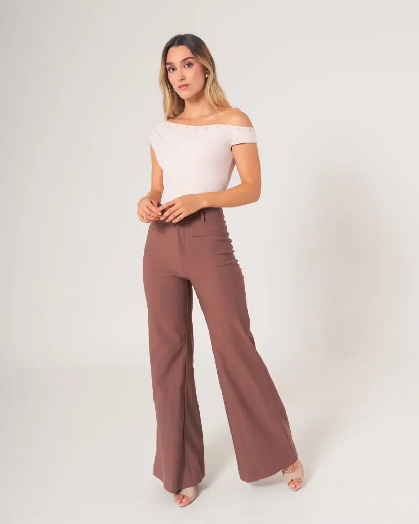 Pantalòn tiro alto bota amplia con bolsillos tipo sastre chocolate (AZ-185)