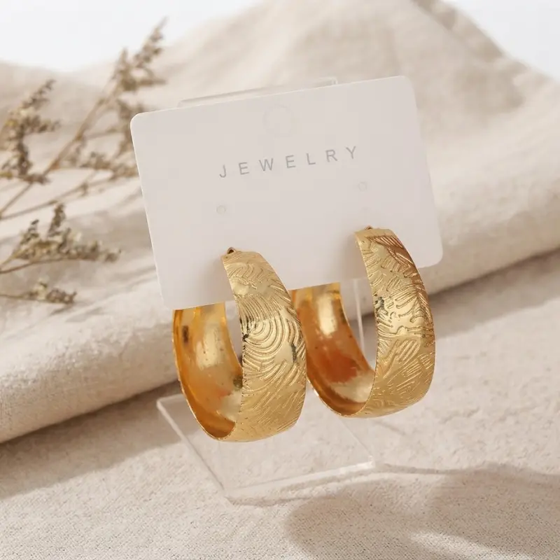 Aretes dorados tipo argolla con textura