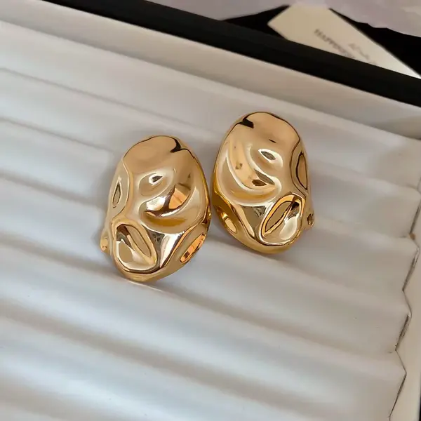 Aretes dorados orgánicos