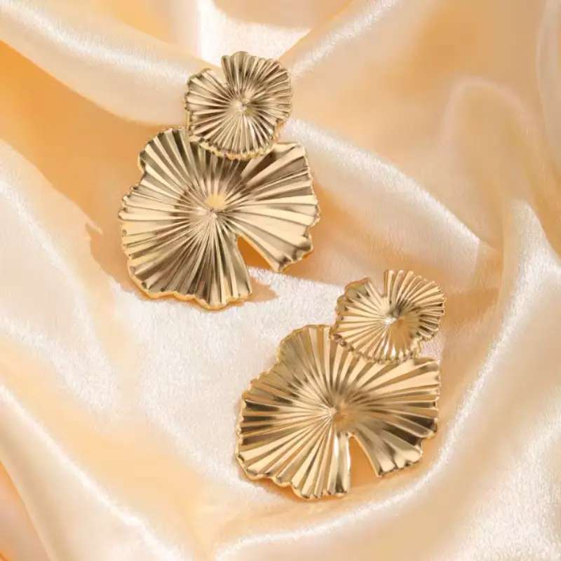 Aretes dorados florales