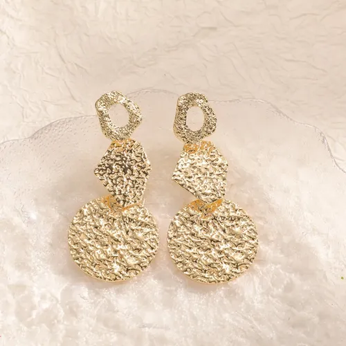 Aretes dorados colgantes con textura