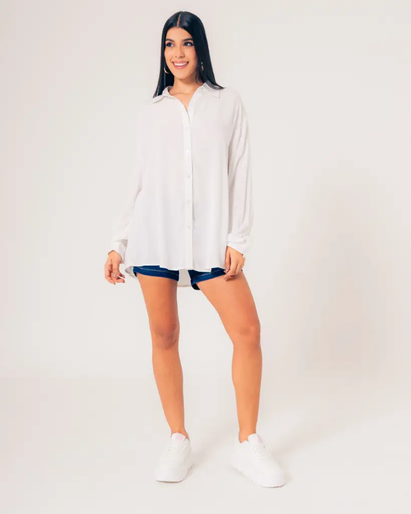 Camisa manga larga, cuello camisero y botones frontales blanco