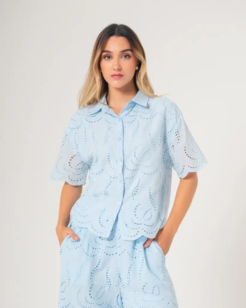 Blusa calada con cuello y botones azul