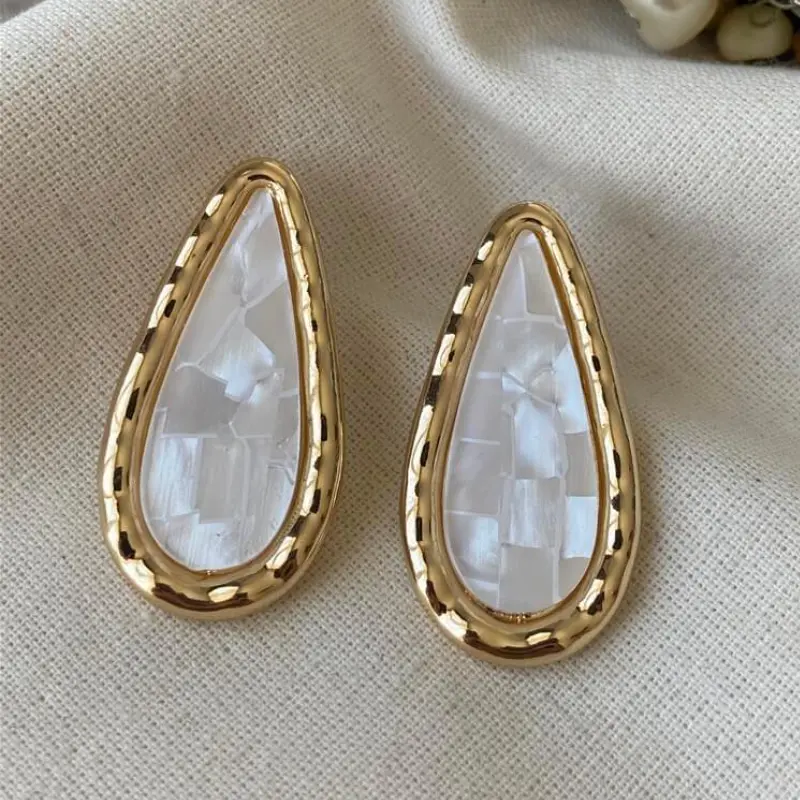 Aretes Dorados en Forma de Gota