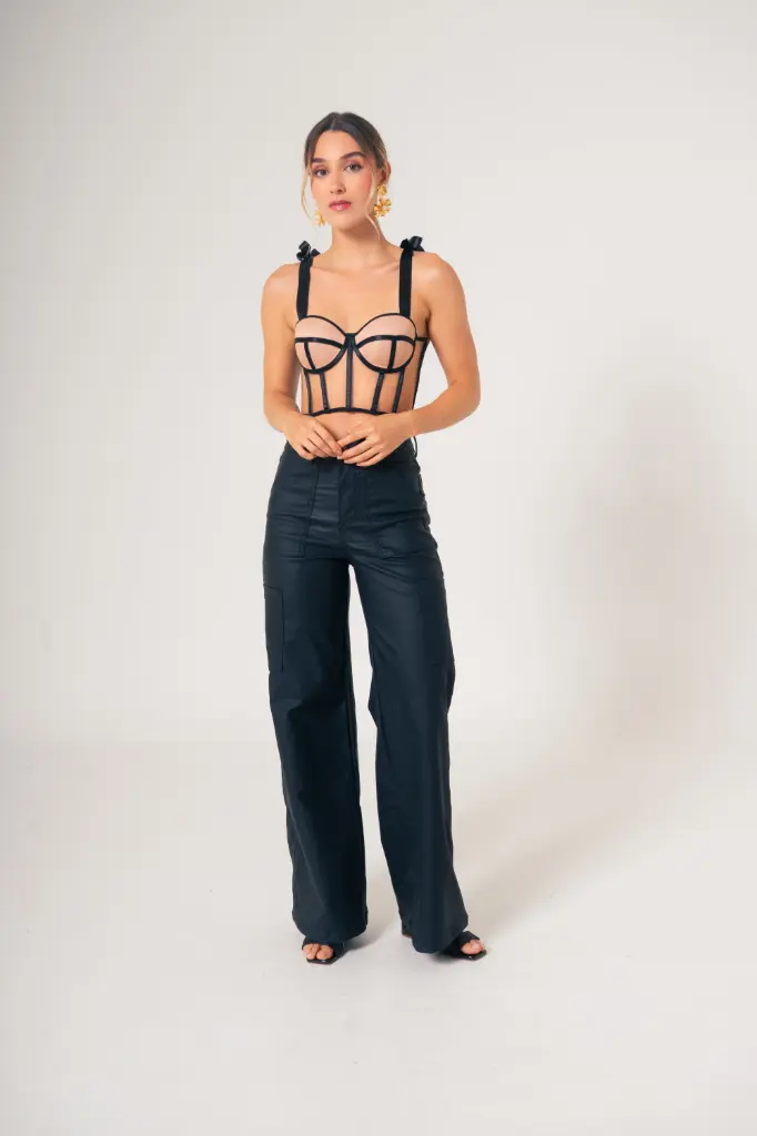 Jeans semi cargo en tela tipo cuerina NEGRO (J043)