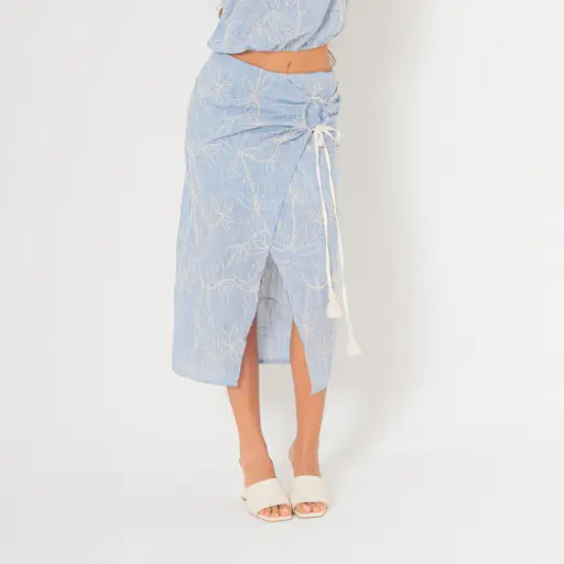 Falda midi con cruce frontal  azul claro (4254222)