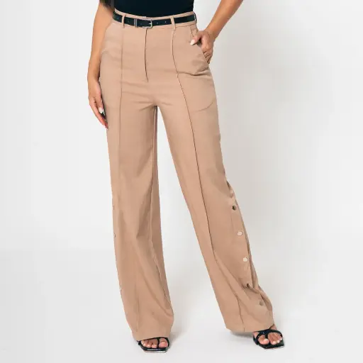 Pantalón recto botones en costado camel