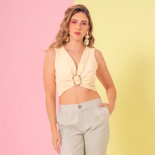Blusa con escote en v y hebilla decorativa amarilla (S11826)