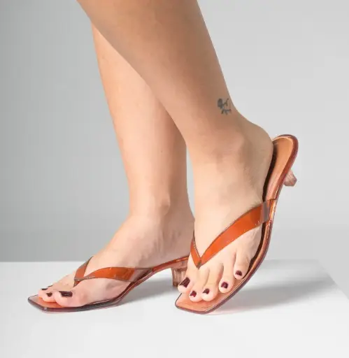 Sandalia mini tacon capellada vinilo ocre (L101)