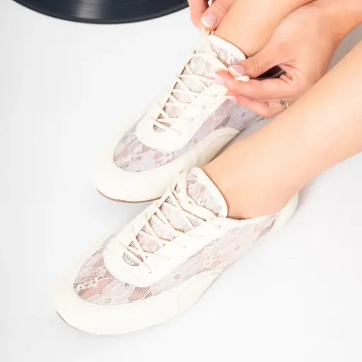 ZAPATO CERRADO CON CAPELLADA DE ENCAJE Y CORDONES (NOMI)